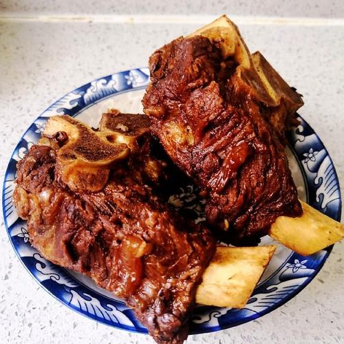 酱牛大骨,酱香浓郁,肉质鲜嫩,一盘子都不够吃