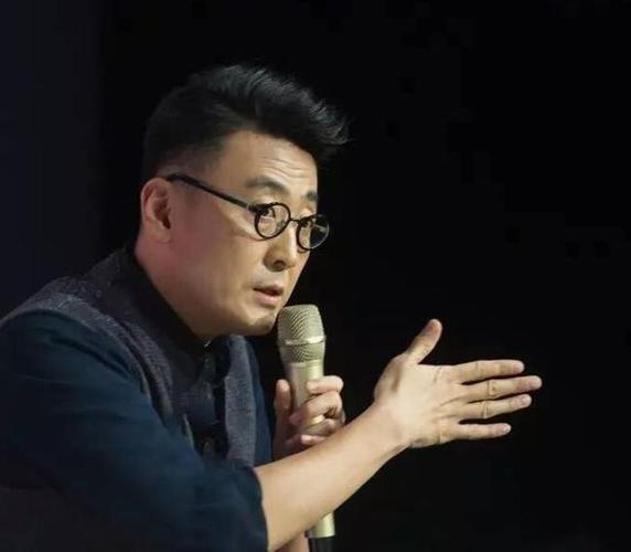 主持人窦文涛,一个人住的时候,你是选择自由还是寂寞?