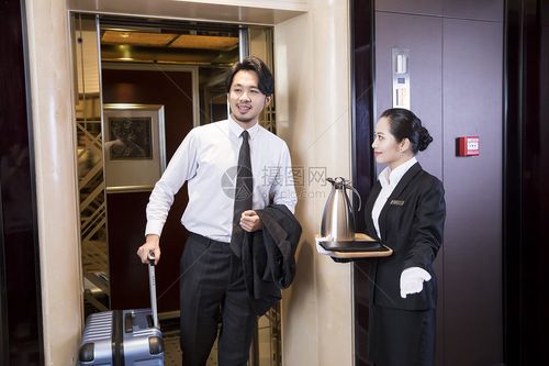 酒店服务人员迎接客人
