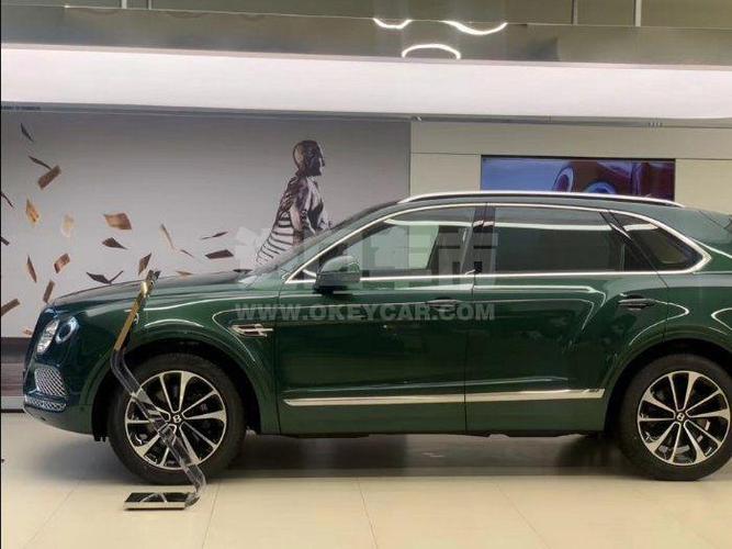 中规20款宾利添越v8翡翠绿颜色 卓越性能尊崇享受