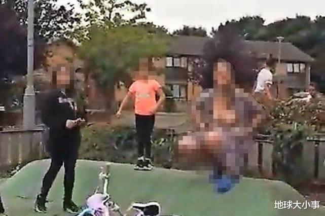 英国大妈在公园对着儿童露胸离谱行径全被拍下