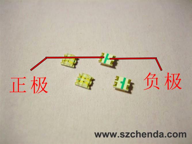 贴片式发光二极管,一般都有一个小凸点区分正负极