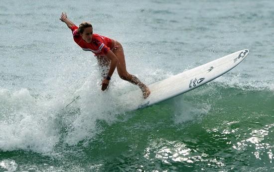 图文-女子长板职业冲浪决赛闭幕 贾丝廷在比赛中