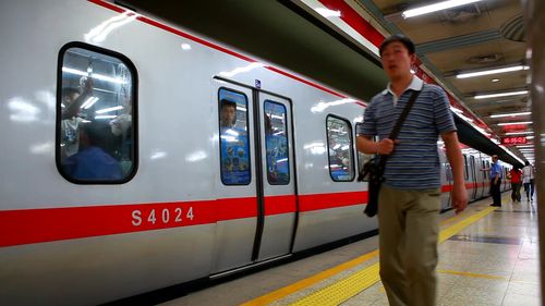 北京地铁一号线列车进站出站