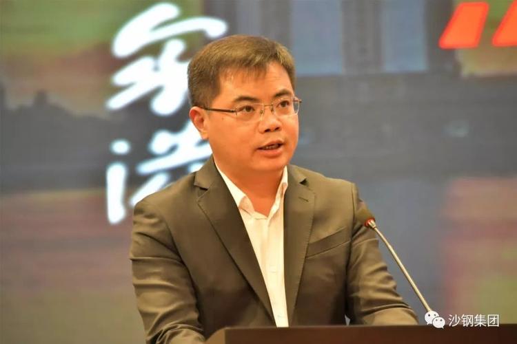 会上,张家港市政府副市长陆崇珉作了张家港投资环境推介.