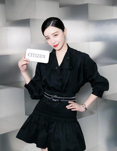 阚清子一袭黑色连衣裙沉稳干练而镂空外套配流苏半裙个性十足