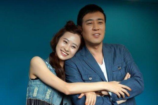 于和伟和老婆在火车上玩牌,对面老太太说了一句话,两人哭笑不得