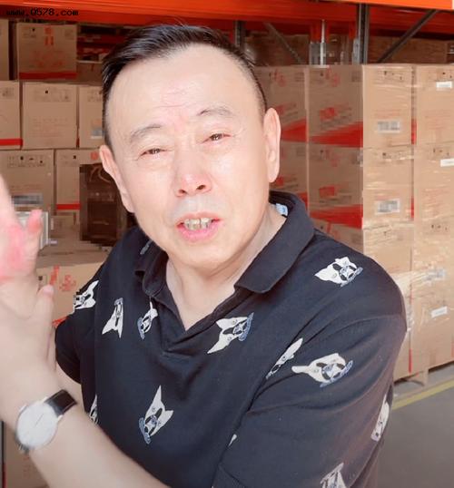 时隔两个月老艺术家潘长江再次直播带货卖酒64岁状态极佳