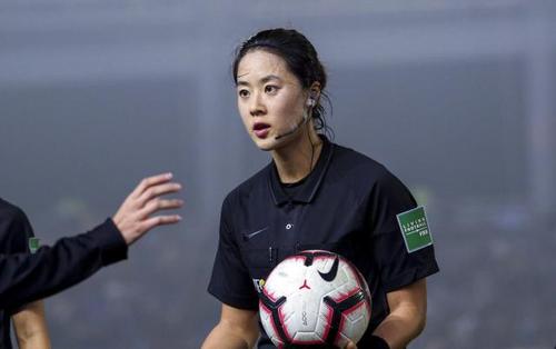 女足战胜巴西女足 夺冠一战韩国女裁判成功抢镜 网友:美得很天然