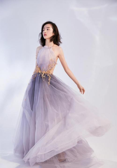 原创胡冰卿终于高调了,穿斜领花瓣裙娇柔多姿,惊现"冰肌肩"太撩人