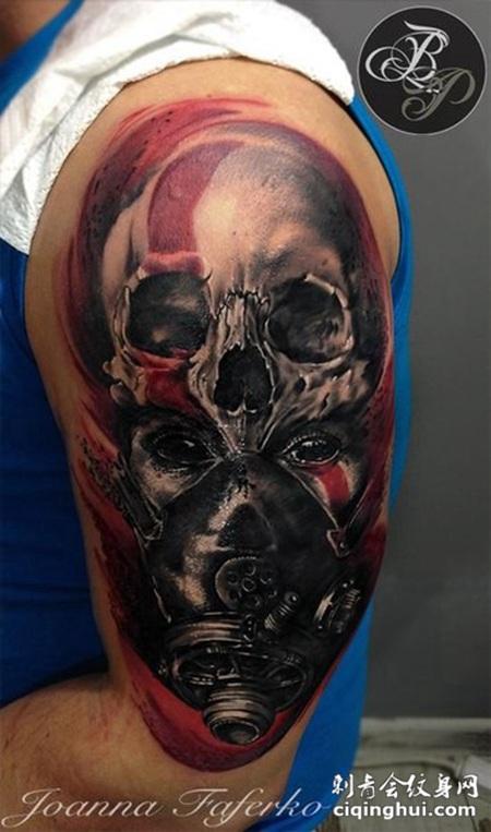 肩部彩色部落妇女与防毒面具纹身