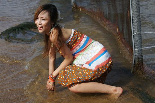 金山石化海滩拍摄的美女[一帮哥们儿踏上海滩上的沙子