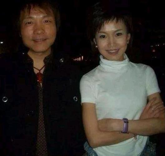 如今很多的明星大腕都喜欢在公众面前秀恩爱,通过一种假惺惺的作秀来