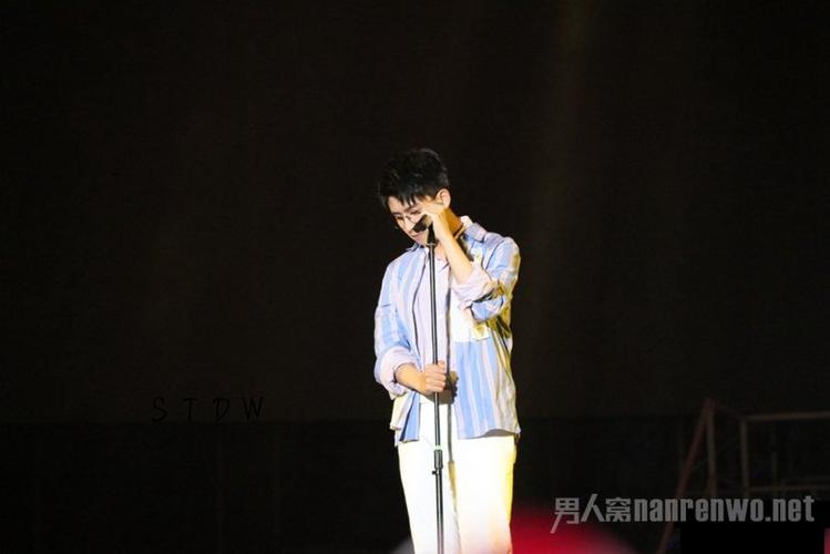 焦迈奇南京演唱会穿搭了解一下 这是自在如风的少年啊