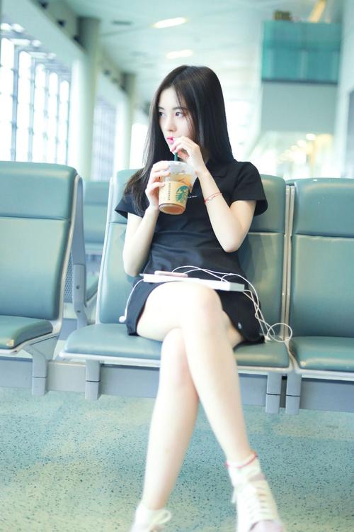 鞠婧祎穿黑色短裙现身秀小细腿 长发飘飘靠墙壁发呆相当萌