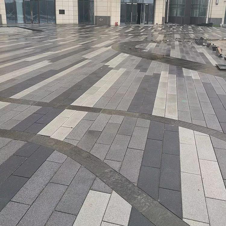 大面积硬质广场,仿石材透水砖与花岗岩石材搭配