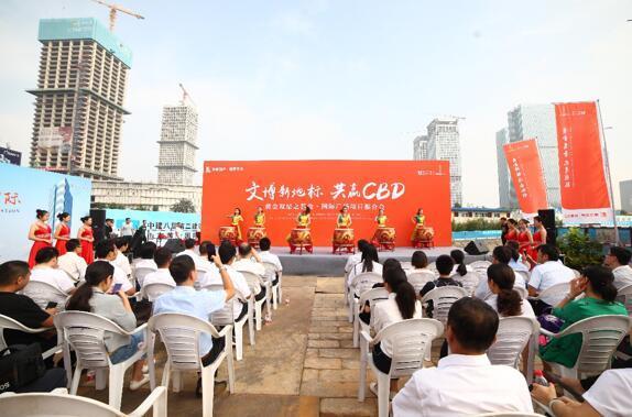 黄金&middot;国际广场项目经理张来盈先生,以及项目监理团队和施工