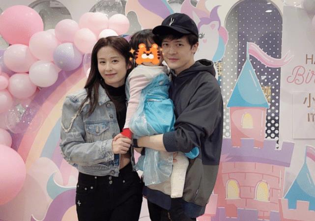 颖儿付辛博为爱女庆生4岁小月亮被爸爸抱着背对镜头比v好乖巧