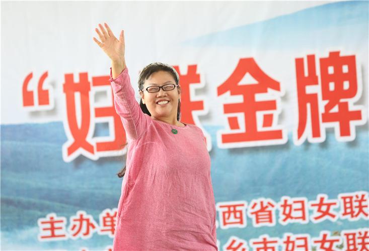 "金牌调解员"村里亮相
