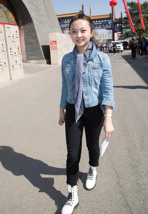 林妙可穿衣低调没架子,衬衫配裹身牛仔裙,材质挺硬像"圆柱体"
