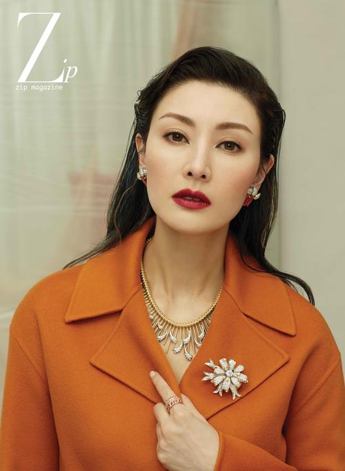 50岁李嘉欣晒照秀粉发,穿粉裙配红夹克,携老公秀恩爱状态极佳