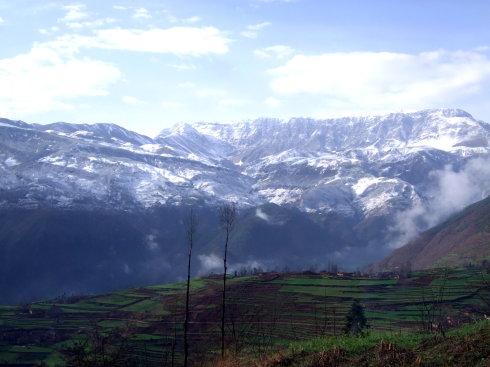 药山是滇东北巧家县境内玉屏山山系的主峰,海拔4000余米.