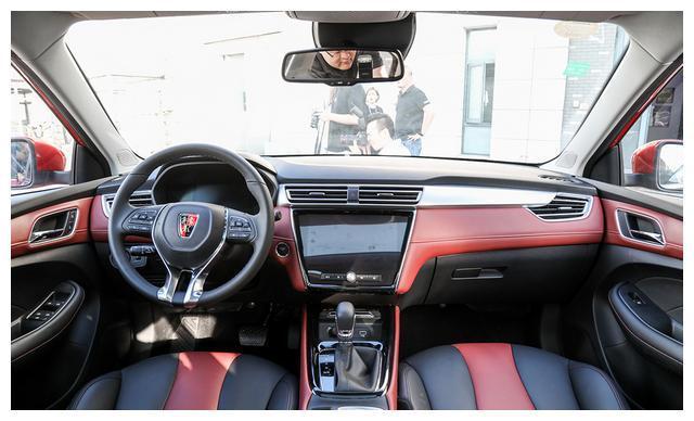 虽然荣威i5定位与紧凑级别,但内饰依旧采用了荣威引以为傲的家族设计