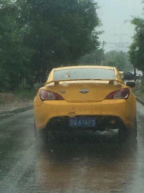 今天见到一款带翅膀的车标,不是劳斯莱斯,不是mini,谁