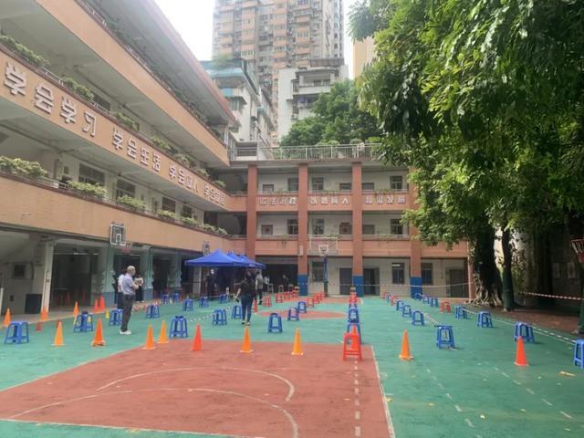 越秀小手拉大手全家一起做核酸广中路小学组织开展返校核酸检测