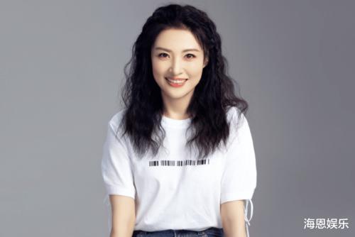 她曾是央视第一美女,32岁离婚36岁嫁入豪门,今56岁高调复出