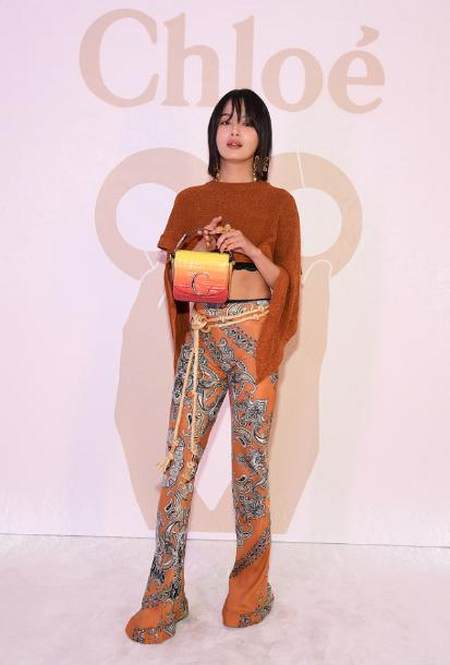 辛芷蕾真是太会穿了,穿毛衣露出一小截内衣,马甲线成