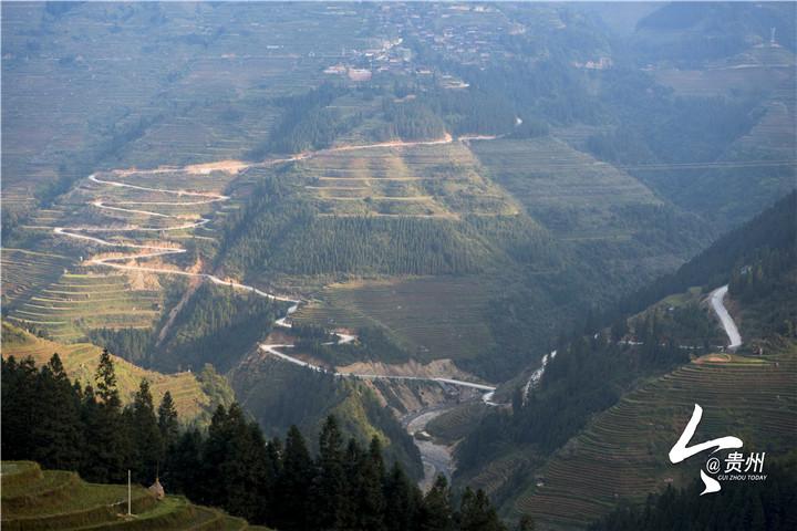 "日前,从江县宰便至加勉二级路和加勉至加鸠三级路全面,竣工通车后,加