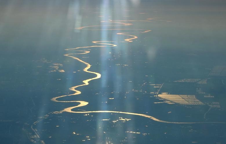 与妻一起从济南回长沙,过淮河和长江,浩浩荡荡,九曲连环,水