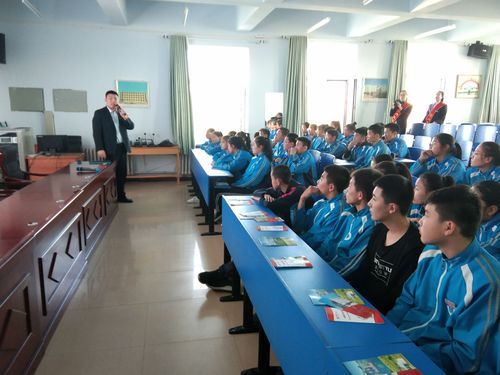 四子王旗蒙古族中学开展金融知识进校园宣传教育活动