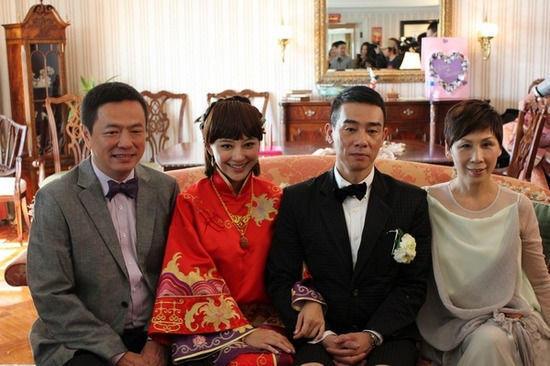 秀禾服和西装也挺配的啊,应采儿陈小春结婚的时候,就是秀禾服配西装的