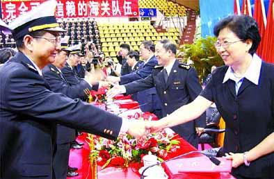 深圳海关授衔仪式隆重举行3848位海关关员被授衔(图)