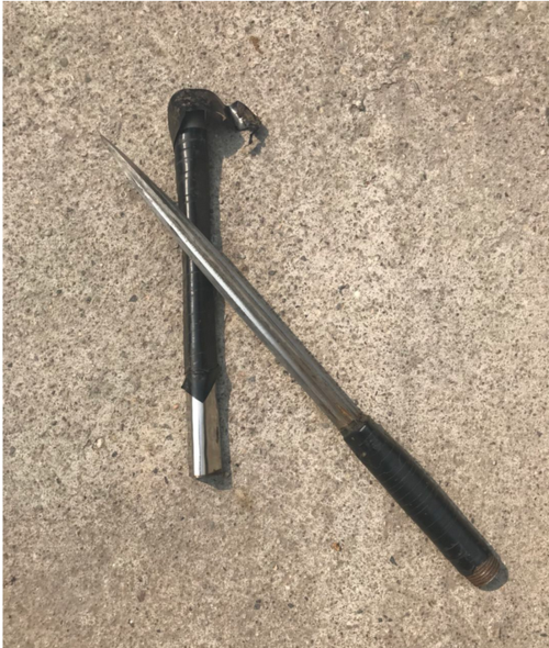 嫌疑人随身携带的三角刮刀