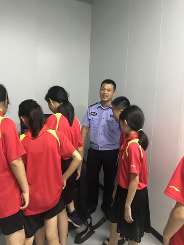 采访组9位成员(从左至右):夏泽雨,罗淇文,严景怡,何嘉一,何灵,汪宸伊