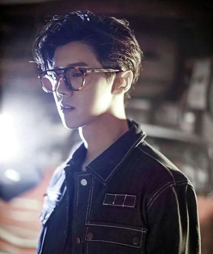 鹿晗戴眼镜帅炸天一不小心甩了易峰艺兴几条街!