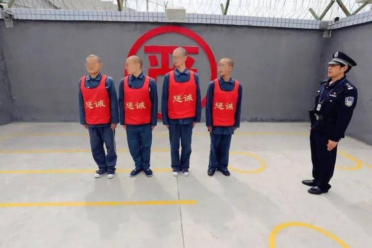 监狱里面都是统一着装每个服刑人员必须穿囚服囚服不仅仅是抵御严寒