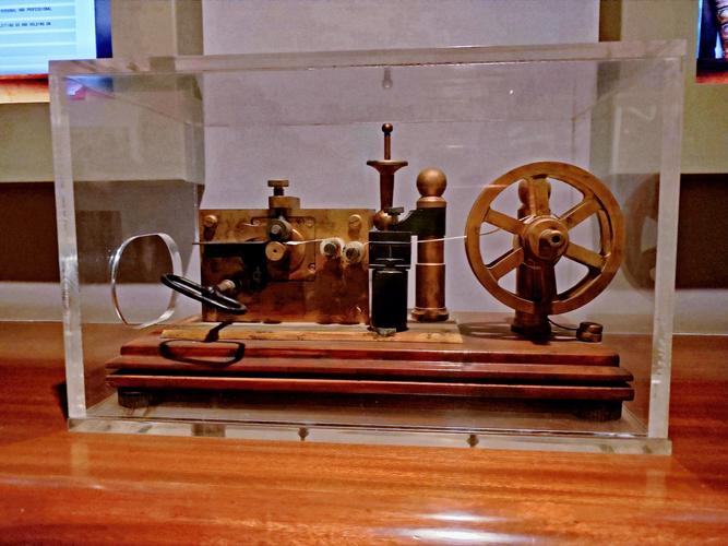 《莫尔斯电报机》实物图.