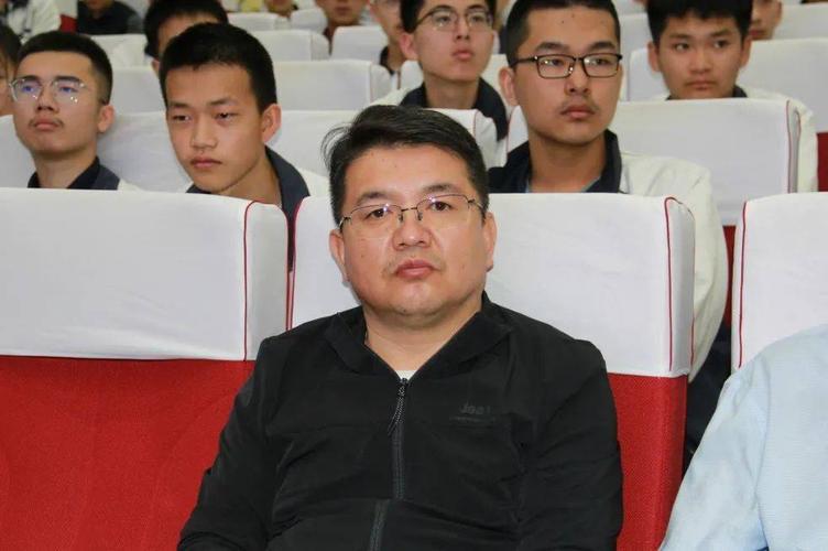 副校长陈汉明出席仪式及报告会