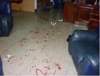 穿过警戒线一股血腥和尸臭味直冲脑门死者女裤子被扒