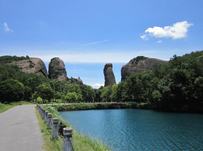 龟峰风景名胜区为依托,位于江西省东北部弋阳县,是上饶的"西大门"