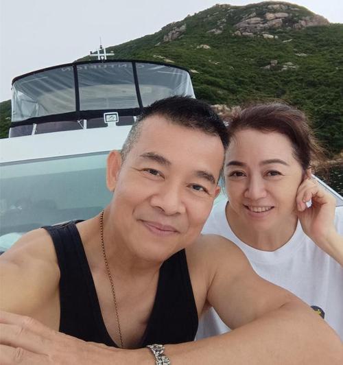 吴毅将妻子家中庆生,近20人坐满客厅显拥挤,19岁女