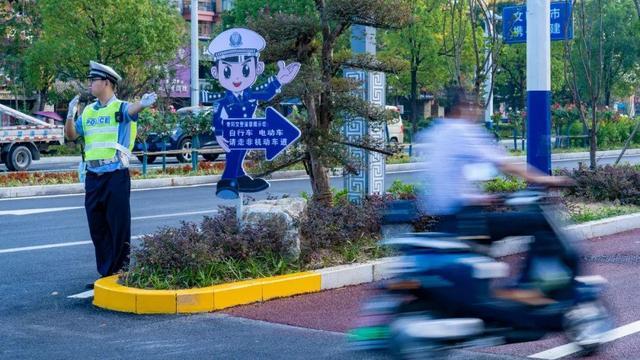 "卡通交警"助力文明出行