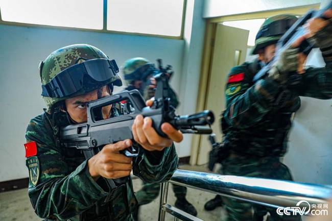 武警特战队员城市反恐演练