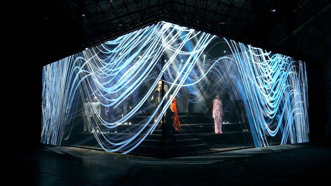 全息投影技术也称虚拟成像技术,是利用干涉和衍射原理记录并再现物体