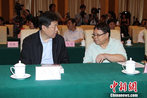 邓林:75岁邓小平登黄山后称"我完全合格"(图)