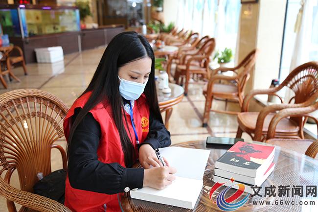 国际隔离观察点综合组组长,文成县总工会挂职副主席赵巧巧介绍道:"